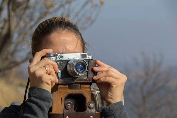 Eine Frau Fotografiert Mit Der Alten Sowjetischen Entfernungsmesser Filmkamera Die — Stockfoto