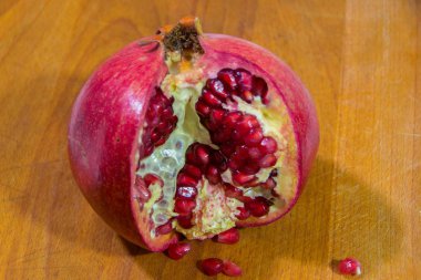 Ahşap arka plan üzerine açık nar. Yakın çekim.