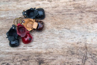 Derma deri Anahtarlık şeklindeki eski ahşap arka plan üzerinde ayakkabı