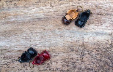Derma deri Anahtarlık şeklindeki eski ahşap arka plan üzerinde ayakkabı