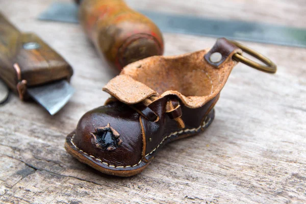 Llavero Cuero Colorido Forma Zapato Viejo Sobre Fondo Madera — Foto de Stock