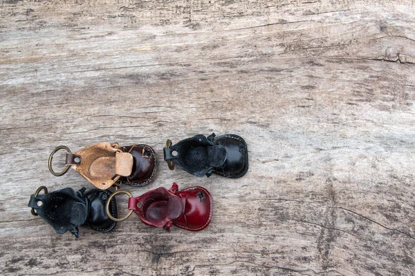 แหวนก ญแจหน งเต ในร างของรองเท าเก าบนพ นหล งไม — ภาพถ่ายสต็อก