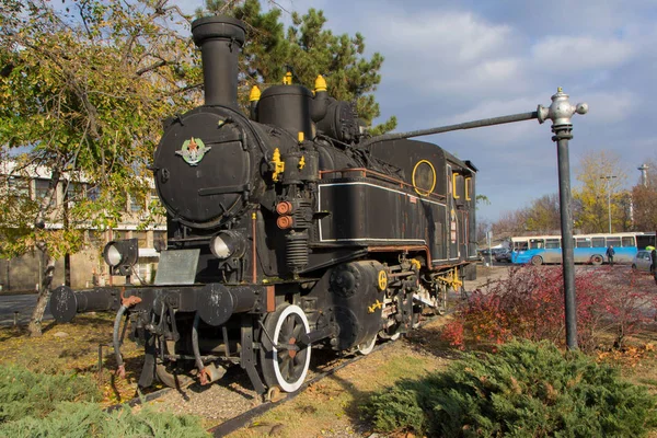 在塞尔维亚诺维萨德火车站前的高原上 一个古老的蒸汽机车 博物馆展览 1882年 它第一次经过诺维萨德 — 图库照片