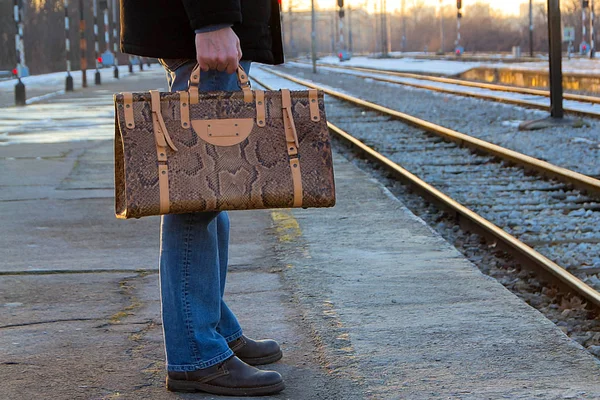 Men Snake Leather Travel Bag Waiting Train — Stock Photo, Image
