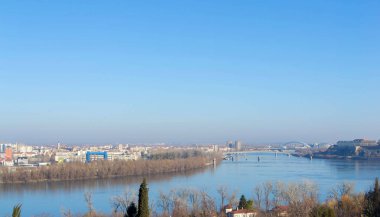 Panoramik şehir Tuna Nehri üzerinde Tepesi'nden Novi Sad