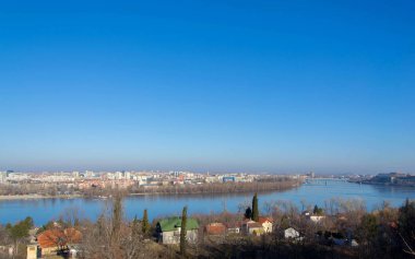 Panoramik şehir Tuna Nehri üzerinde Tepesi'nden Novi Sad