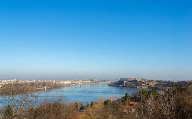 Panoramik şehir Tuna Nehri üzerinde Tepesi'nden Novi Sad