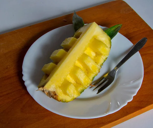 Ananas auf dem Holzteller — Stockfoto