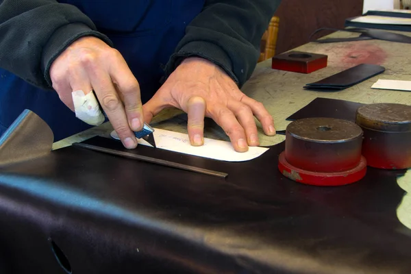 Craftsman cutting leather — Stock Photo, Image