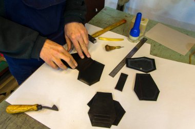 Tabut deri cüzdan üzerinde craftsman workin