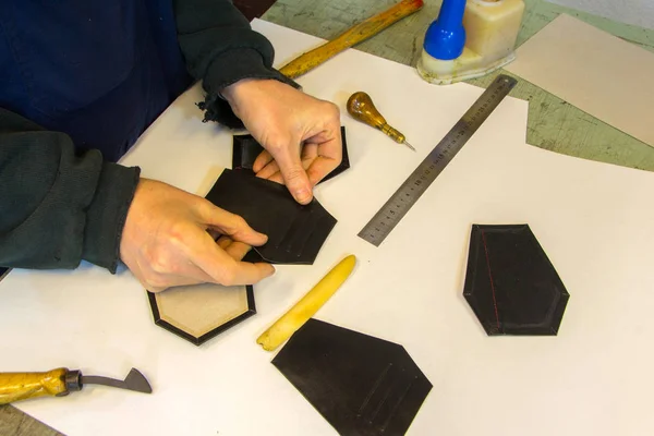 Tabut deri cüzdan üzerinde craftsman workin — Stok fotoğraf