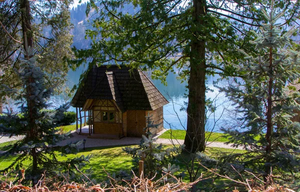 Stary dom nad brzegiem jeziora Bled — Zdjęcie stockowe