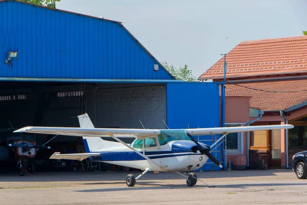 Малые самолеты в частном аэропорту — стоковое фото