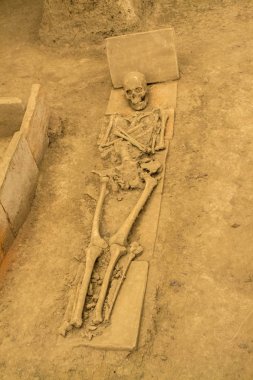 Roma mezarlarında iskeletler