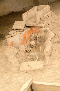 Roma mezarlarında iskeletler