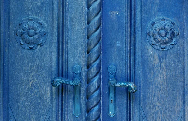 Geschlossene blaue Tür — Stockfoto