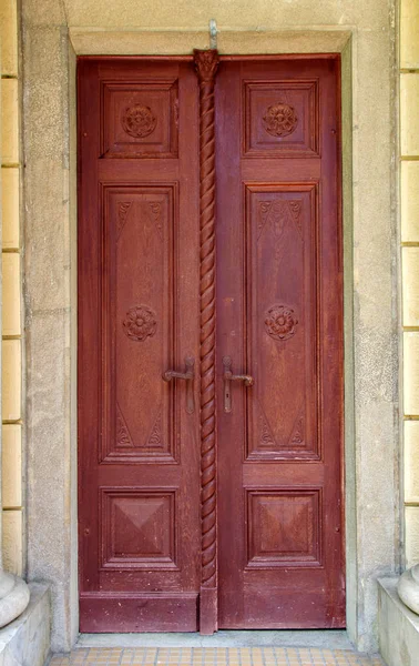Zamknięte Stare Brązowe Drewniane Drzwi Starożytny Historyczny Abstrakcyjny Obraz — Zdjęcie stockowe