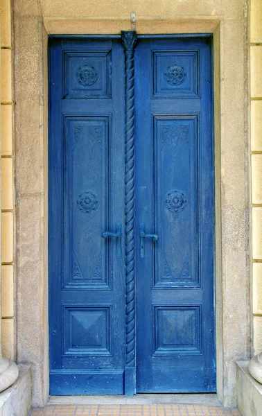 Geschlossene blaue Tür — Stockfoto