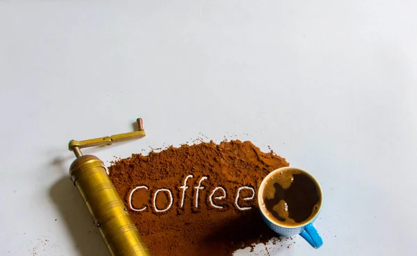 Taza de café llena de café negro con molino de café de latón de mano vieja — Foto de Stock