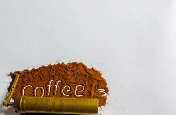 Káva se starým ručním mosazným mlýnem — Stock fotografie