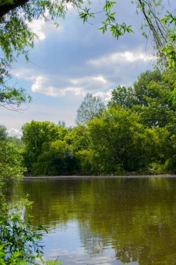 Arka planda dramatik bulutlar ile Nehir