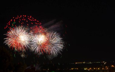 Şehirde havai fişek patlama