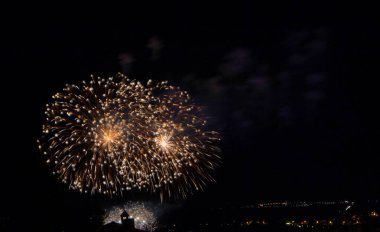 Şehirde havai fişek patlama