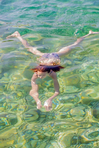 Niña nadando en el mar —  Fotos de Stock