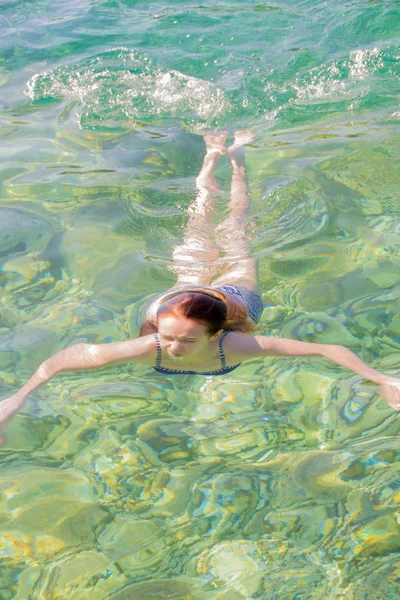 Niña nadando en el mar — Foto de Stock
