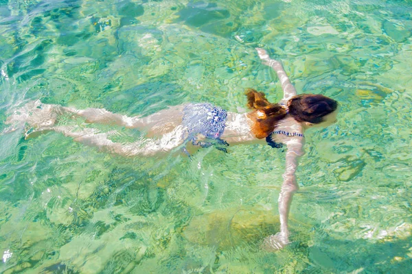 Giovane ragazza nuotare nel mare — Foto Stock