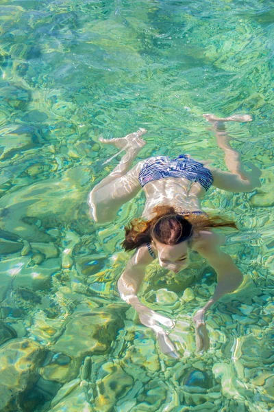 Niña nadando en el mar —  Fotos de Stock