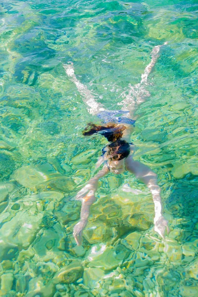 Jong meisje zwemmen in de zee — Stockfoto