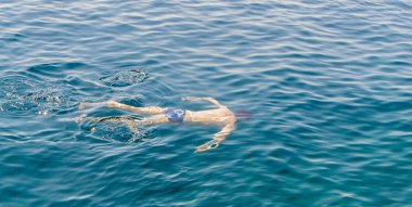 Güzel Adriyatik denizinde yüzen genç adam