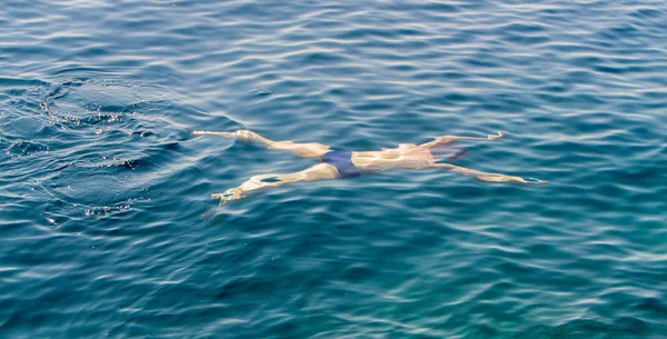 Молодой Парень Плавает Красивом Адриатическом Море — стоковое фото