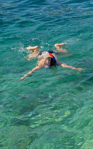 Jovem nadando no mar — Fotografia de Stock