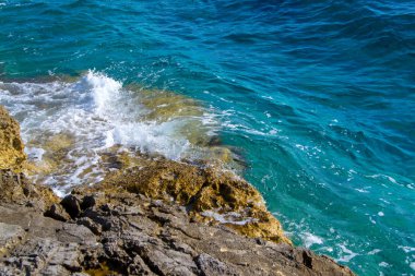 Denizde kayalık sahil