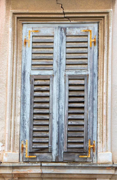 Una vieja ventana rústica — Foto de Stock