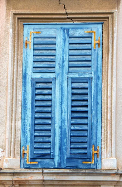 Uma velha janela rústica - azul — Fotografia de Stock