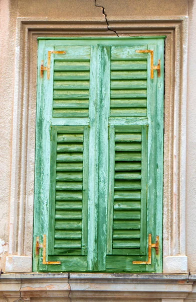 Ein altes rustikales Fenster - grün — Stockfoto