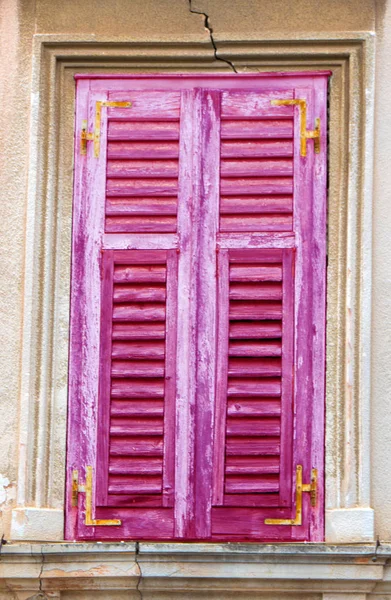 La ventana vieja rústica - rosado — Foto de Stock