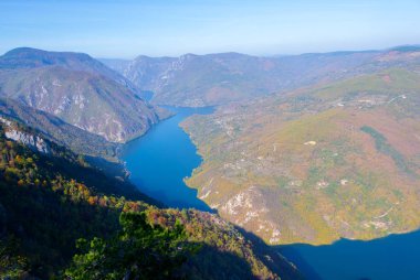 Nehir ve dağlara bakış açısıyla bak