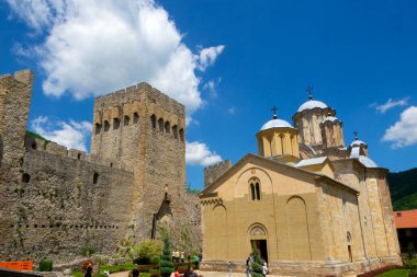 Monestery Manasija, Sırbistan 'ın Despotovac kenti yakınlarında 1406-1418 yılları arasında Despot Stefan Lazareviç tarafından kurulan bir Sırp Ortodoks manastırı. Kilise kendini Kutsal Üçleme 'ye adamıştır.