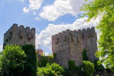 Monestery Manasija, Sırbistan 'ın Despotovac kenti yakınlarında 1406-1418 yılları arasında Despot Stefan Lazareviç tarafından kurulan bir Sırp Ortodoks manastırı. Kilise kendini Kutsal Üçleme 'ye adamıştır.