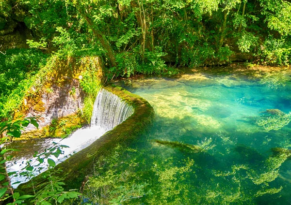 Fuente Del Río Krupaja Serbia Que Brota Una Cueva Imagen —  Fotos de Stock