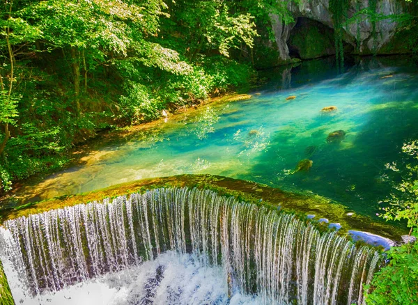 Fuente Del Río Krupaja Serbia Que Brota Una Cueva Imagen —  Fotos de Stock