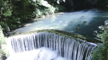 Dağda nehir, Sırbistan 'ın batısında. Güzellik dünyası