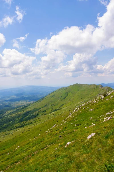 从塞尔维亚东部海拔157米的Rtanj山及其Siljak峰观看 图库照片