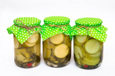      Beyaz zemin üzerine konserve iliği