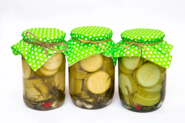      Beyaz zemin üzerine konserve iliği