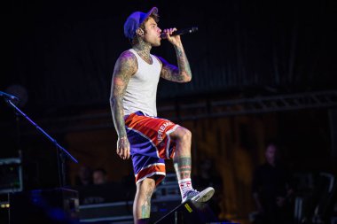 Lucca, İtalya - 13 Temmuz 2017: o yaz müzik festivali sırasında sahne alanı'nda yapar Fedez.